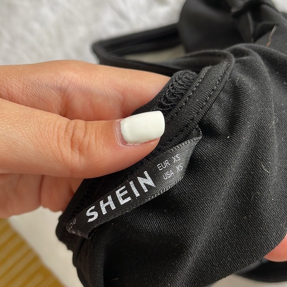 Black ruched tank top - Picture 3 of 3